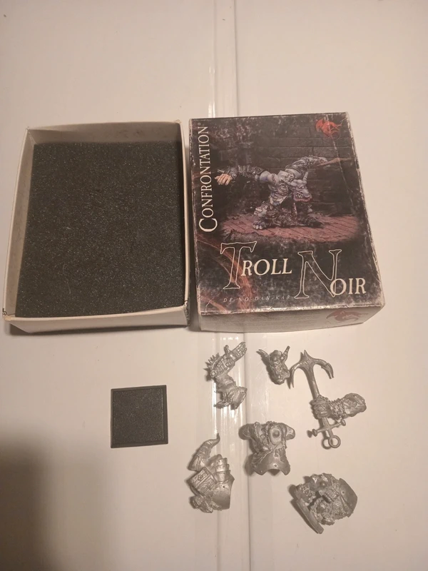 Troll noir confrontation