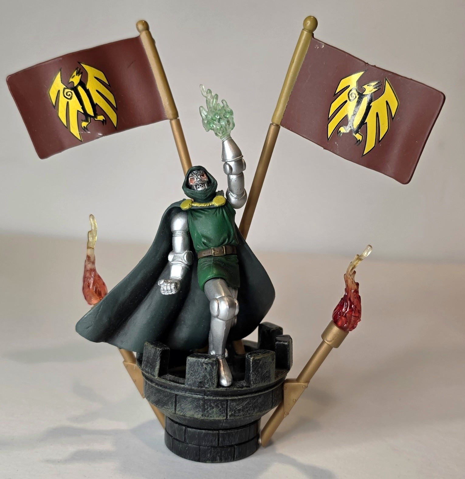 2005 Toy Biz Marvel Figure Factory Doctor Doom Castle Base Bandiere Mini Statua
