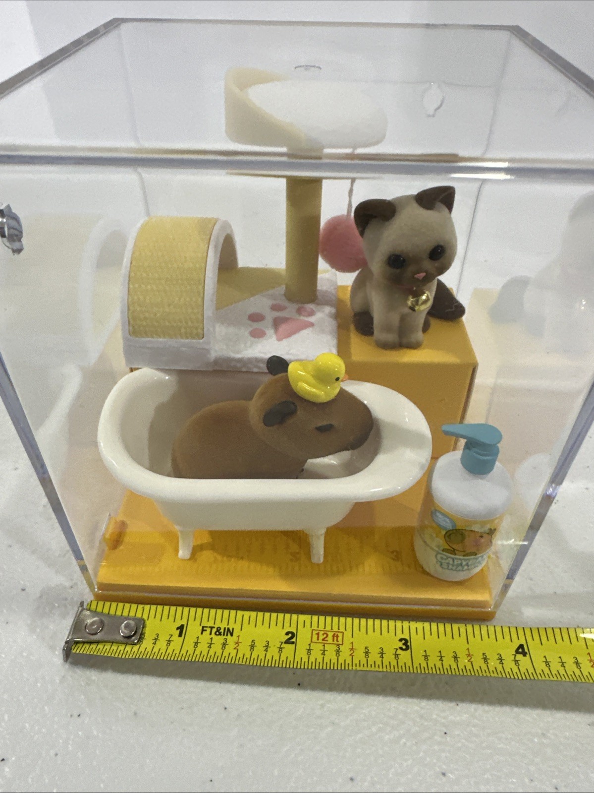 ZURU Mini Brands My Mini Pets Serie 1 Capybara & Vetrina per gatti siamesi