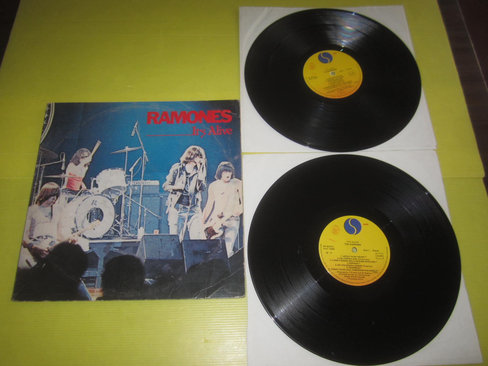 RAMONES- IT'S ALIVE 2LP- SIRE SR 6074(2) VG+/EX GF. 1979 ITALIA