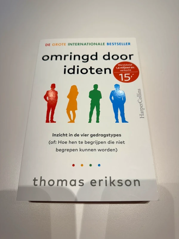 Boek Omringd door idioten