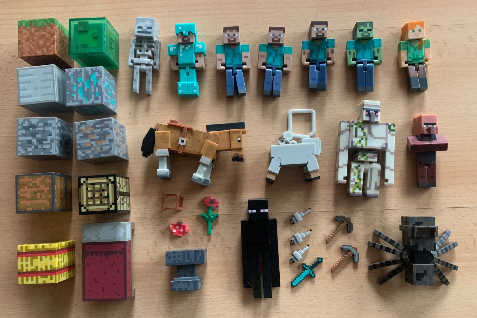 33 x Minecraft Figures Lot Spider Golem Zombie Sheep Horse Skeleton Villager Etc