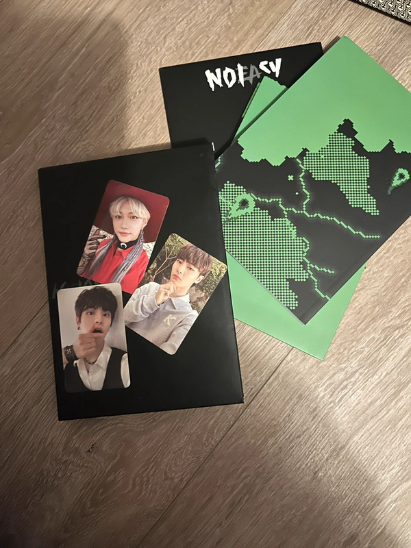 Lot de 1 album de stray kids et 1 album de Treasure