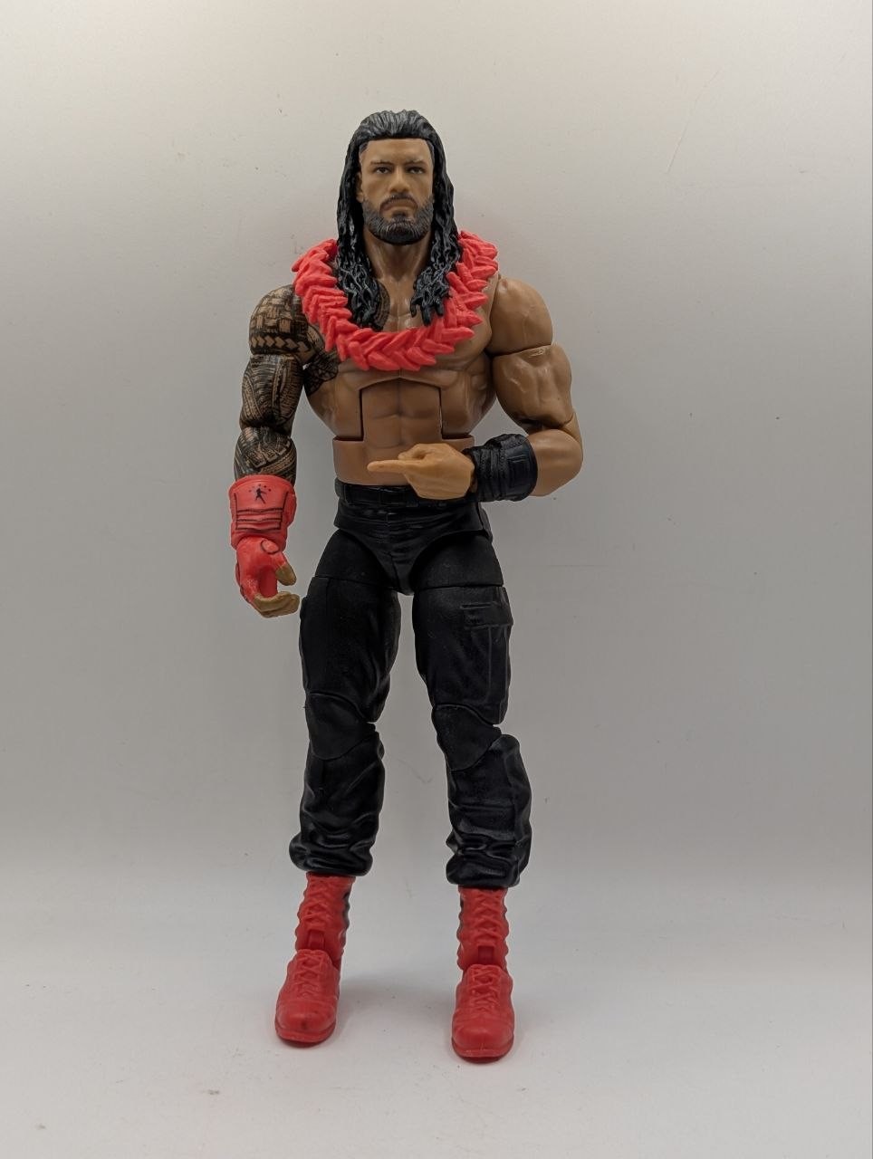 Mattel WWE Elite Roman Reigns Tribal Chief Modellino Samoan Lei Red Gear