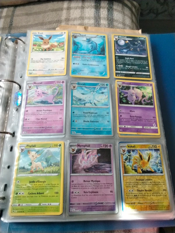 Cartes Pokémon evoli et évolutions le lot de 9 dont 3 brillantes en bon état très bon état