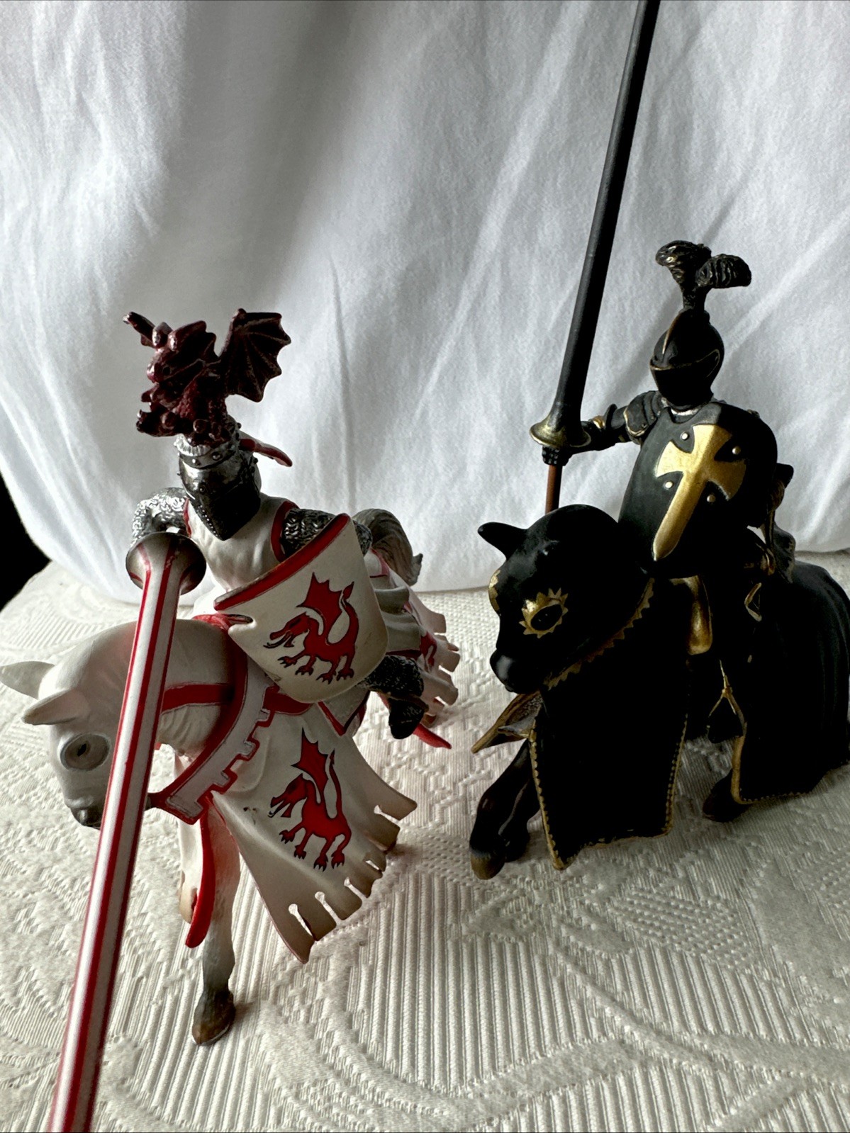SCHLEICH Cavalieri giostra a cavallo neri e oro / bianchi e rossi
