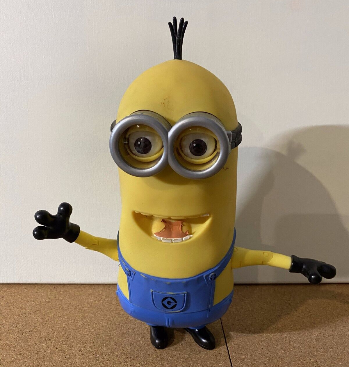 Despicable Me Minion Deluxe Talking Tim Figure Free Moving Eyes & Arms works