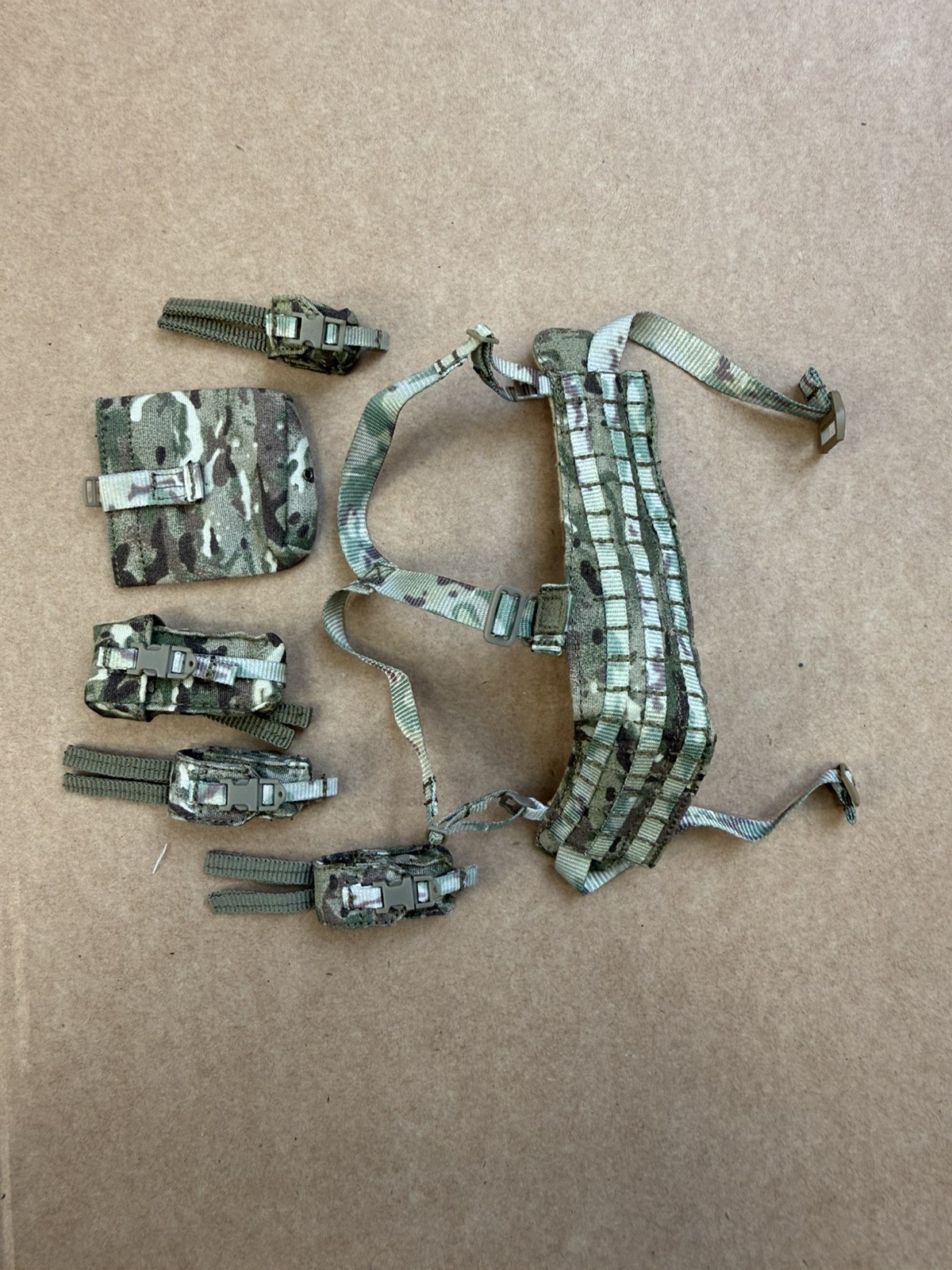 Cintura imbottita, imbracatura e marsupio MTP esercito britannico scala 1/6