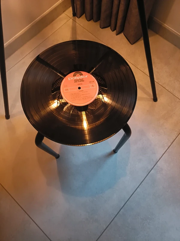 Opzoek naar een tof feestdagen cadeau?Super eyecatcher vintage Vinyl bijzettafel