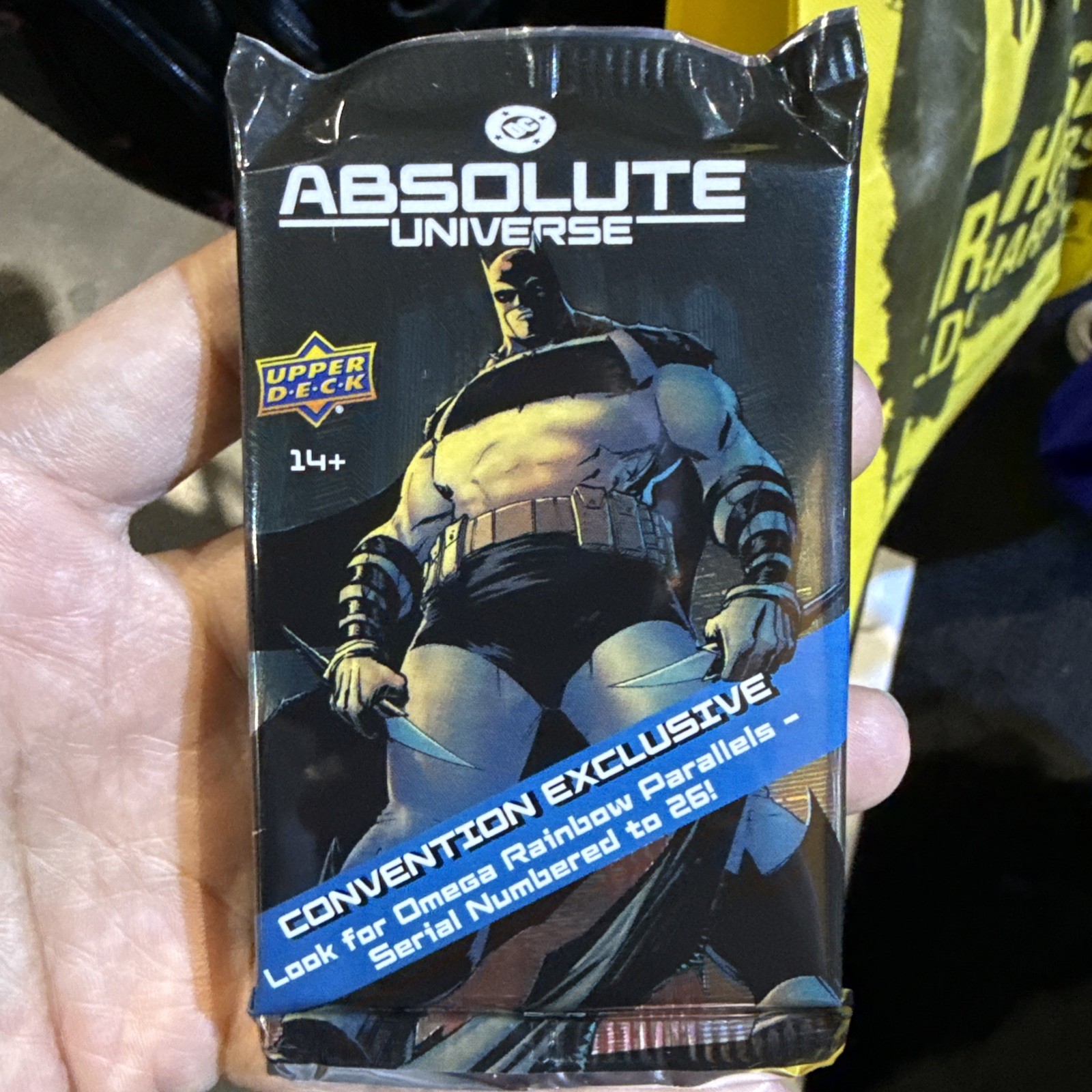 SDCC 2026 DC Absolute Batman Universe Esclusiva Trading Card Confezione Singola In Mano