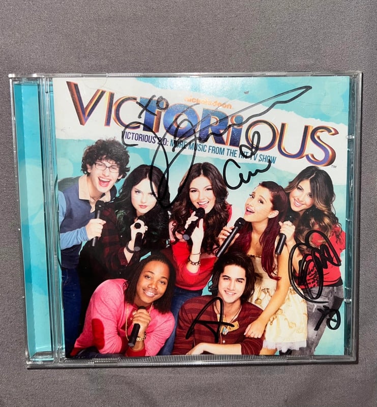 CD firmado Victorious (leer)