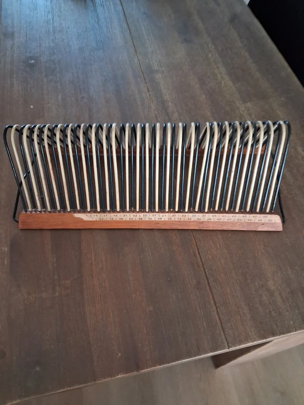 Vintage houten en metalen singlerek