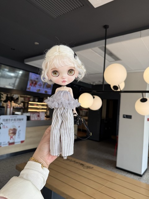 Top 1:6 grigio tulle con volant spalle scoperte + pantaloni larghi a righe vestibilità bambola OB24 BL