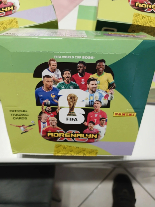 Box adrenalin world cup 2026 ogni box contiene 24 bustine da 2 euro per ogni bustina 8 carte