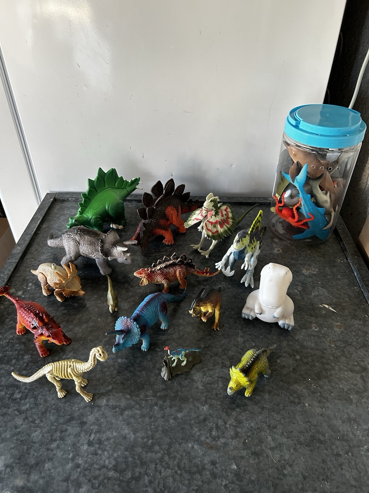 Lot figurines Dinosaures + Seau d’animaux marins