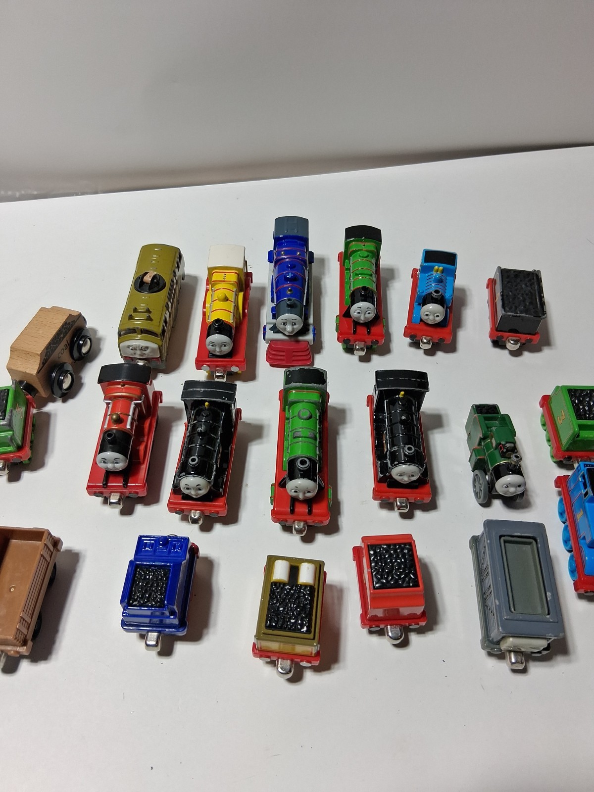 Thomas Il Treno Diecast Magnetico Lotto Misto Di 20 Auto Motori E Altro 2002-2011