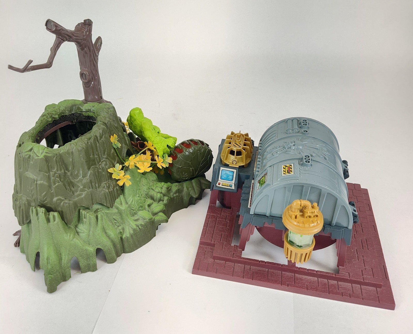 1990's DC Comics Kenner Swamp Thing Transducer & Swamp Trap w/Creature Playset