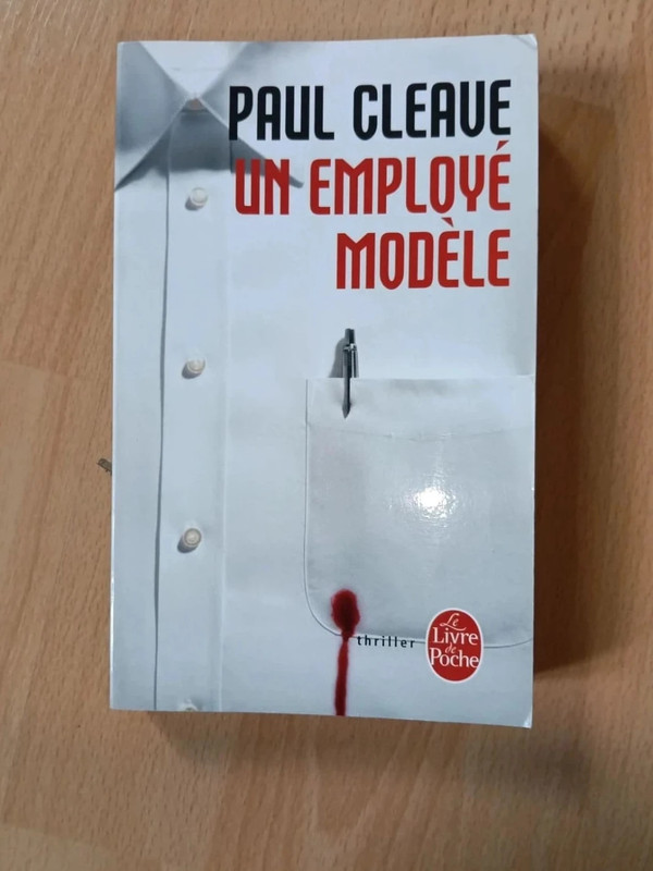 Un employé modèle écrit par Paul Cleave