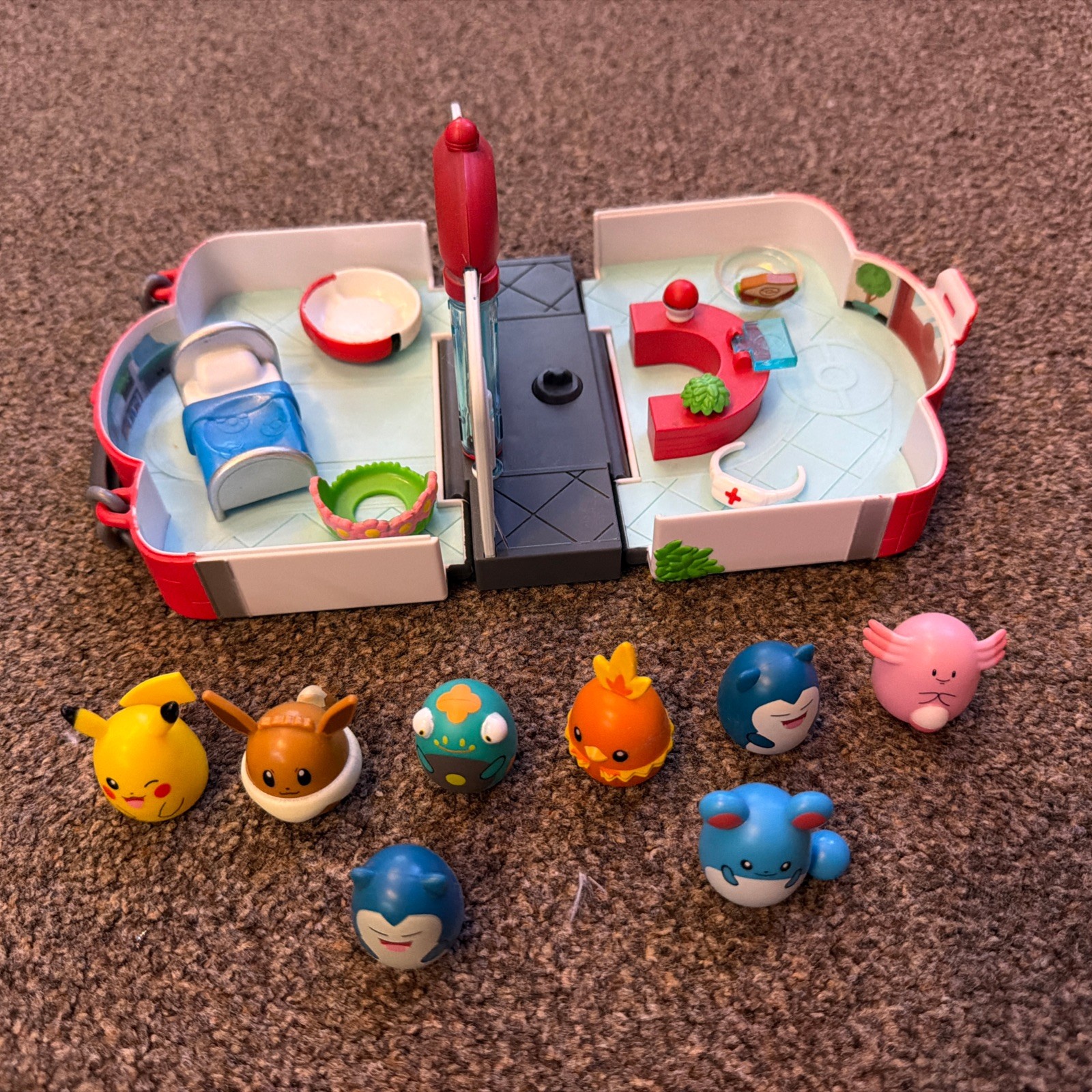 Squishmallows Pokémon Squish-a-longs Pokémon Center Playset + extra 