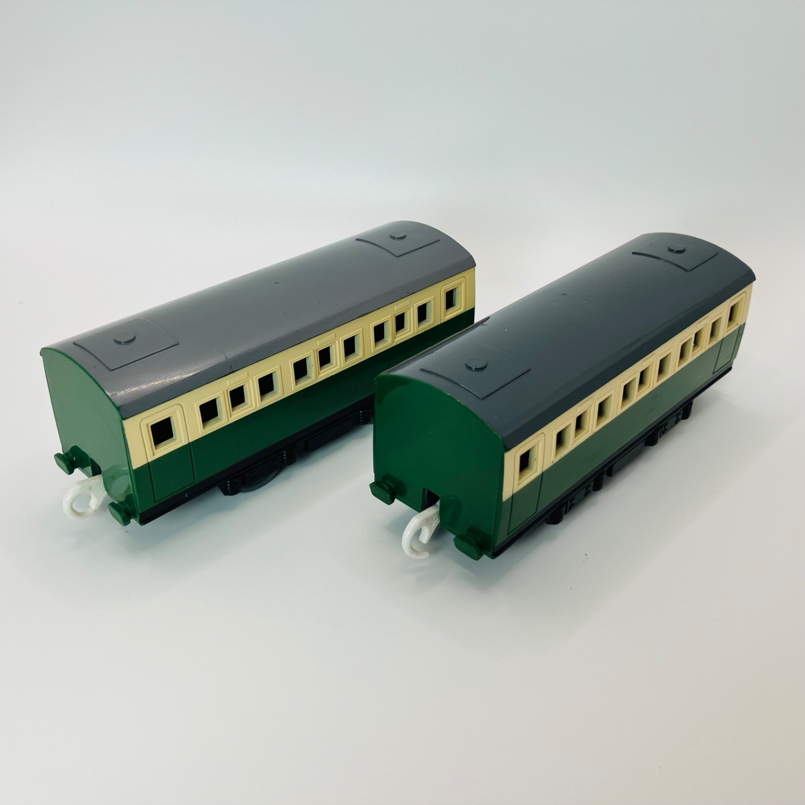 Tomy GREEN EXPRESS COACH X2 Thomas & Friends Rolling Stock Train Trackmaster