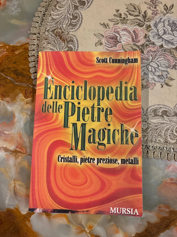 Libro “Enciclopedia delle pietre magiche” di Scott Cunningham