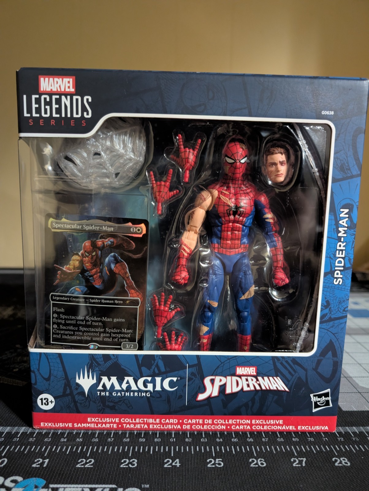 Marvel Legends Magic the Gathering Battle Figura Spider-Man Danneggiata con Carta Nuova