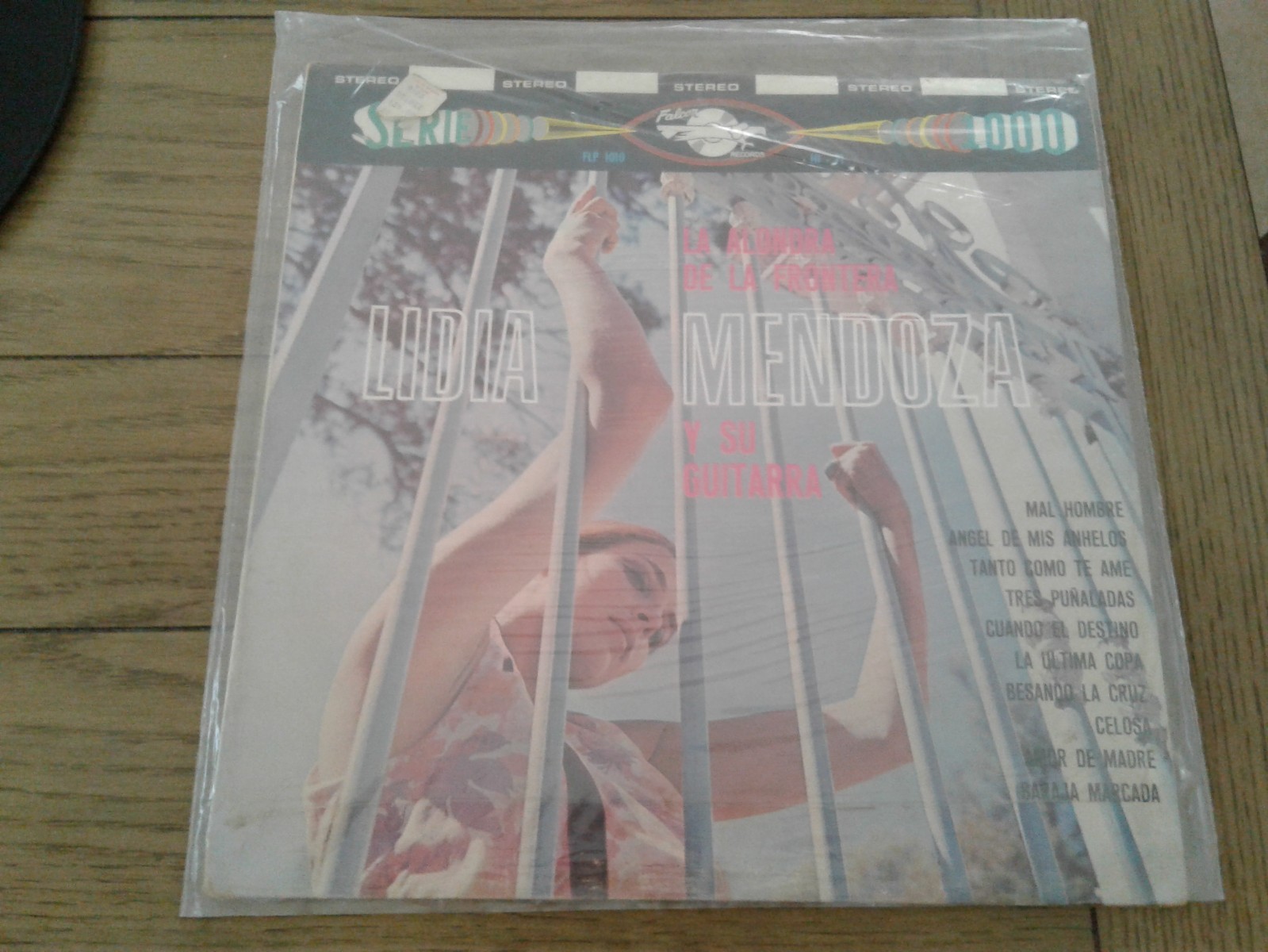 LYDIA MENDOZA - BESANDO LA CRUZ - LP - PLAY TESTED/VERY GOOD/STILL IN SHRINK-W.
