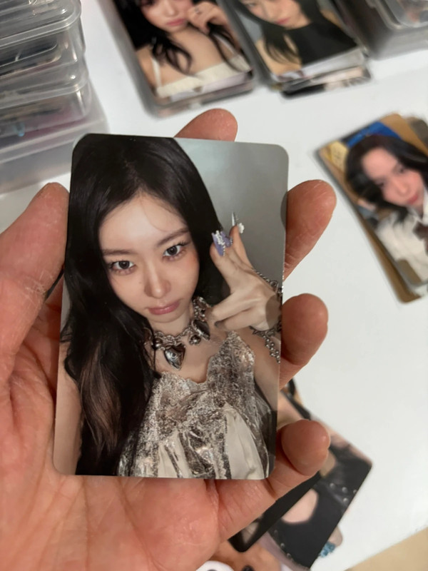 Chaeryeong photocard tunnel vision