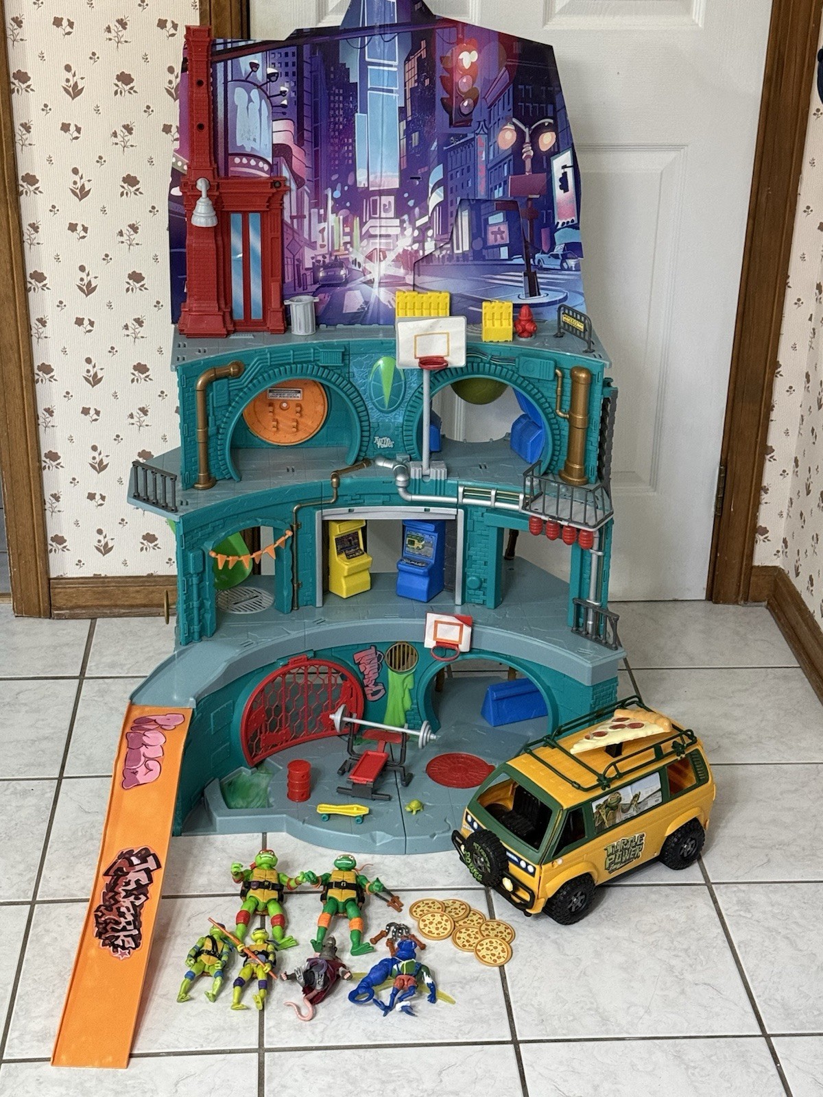 TMNT Rise of the Ninja Turtles Playset Tana delle Fogne Epica quasi completo + personaggi