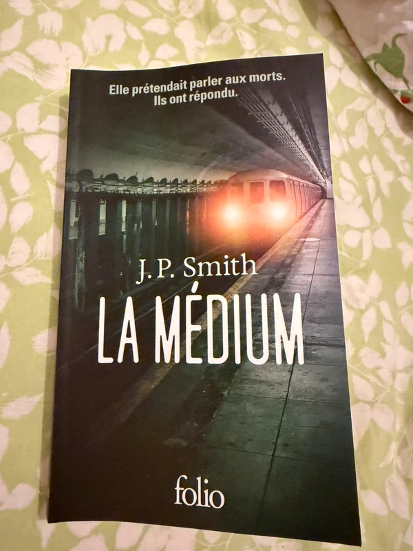 Livre La médium - J. P. Smith