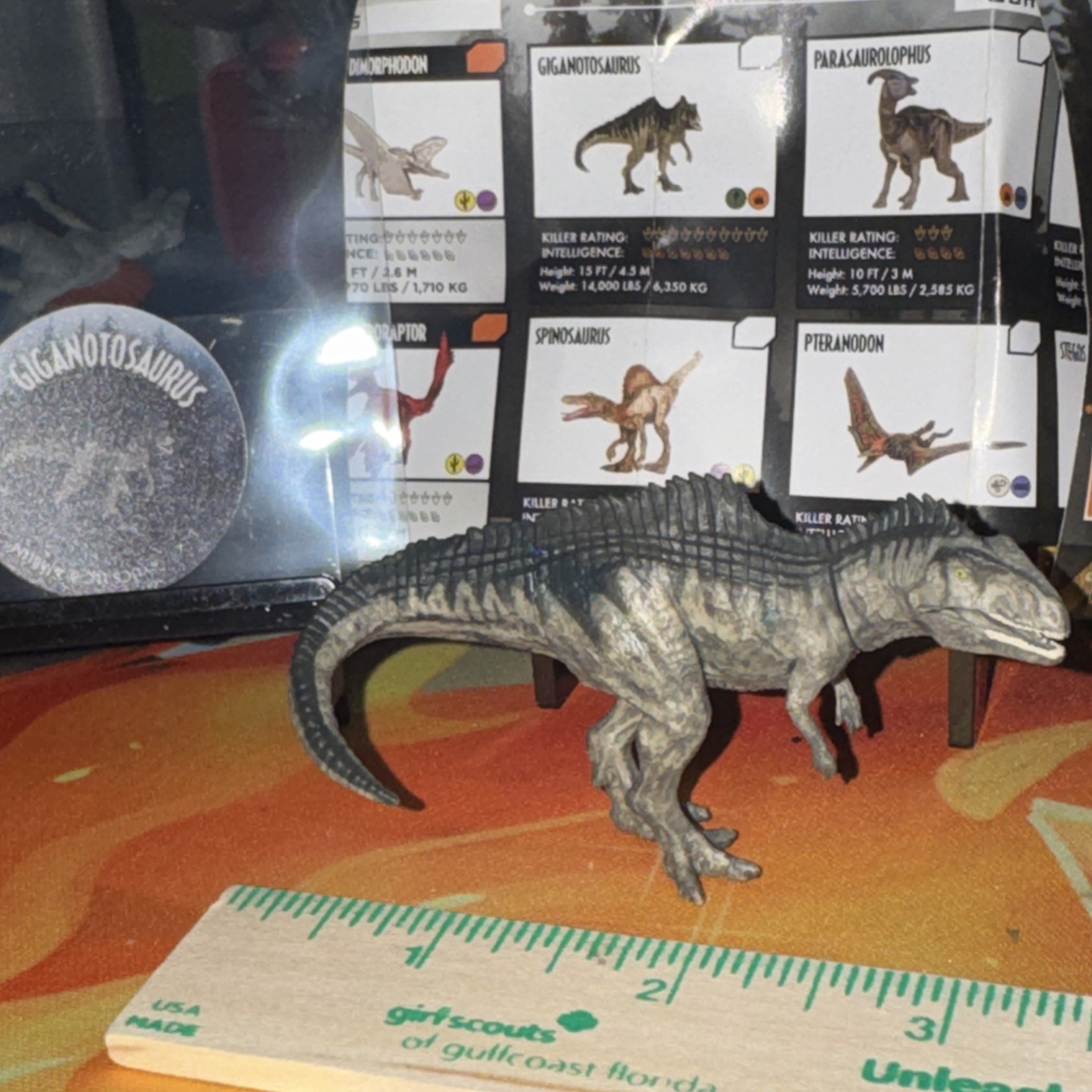 Jurassic World Dominion Captivz Giganotosaurus Mini Dino con Gettone