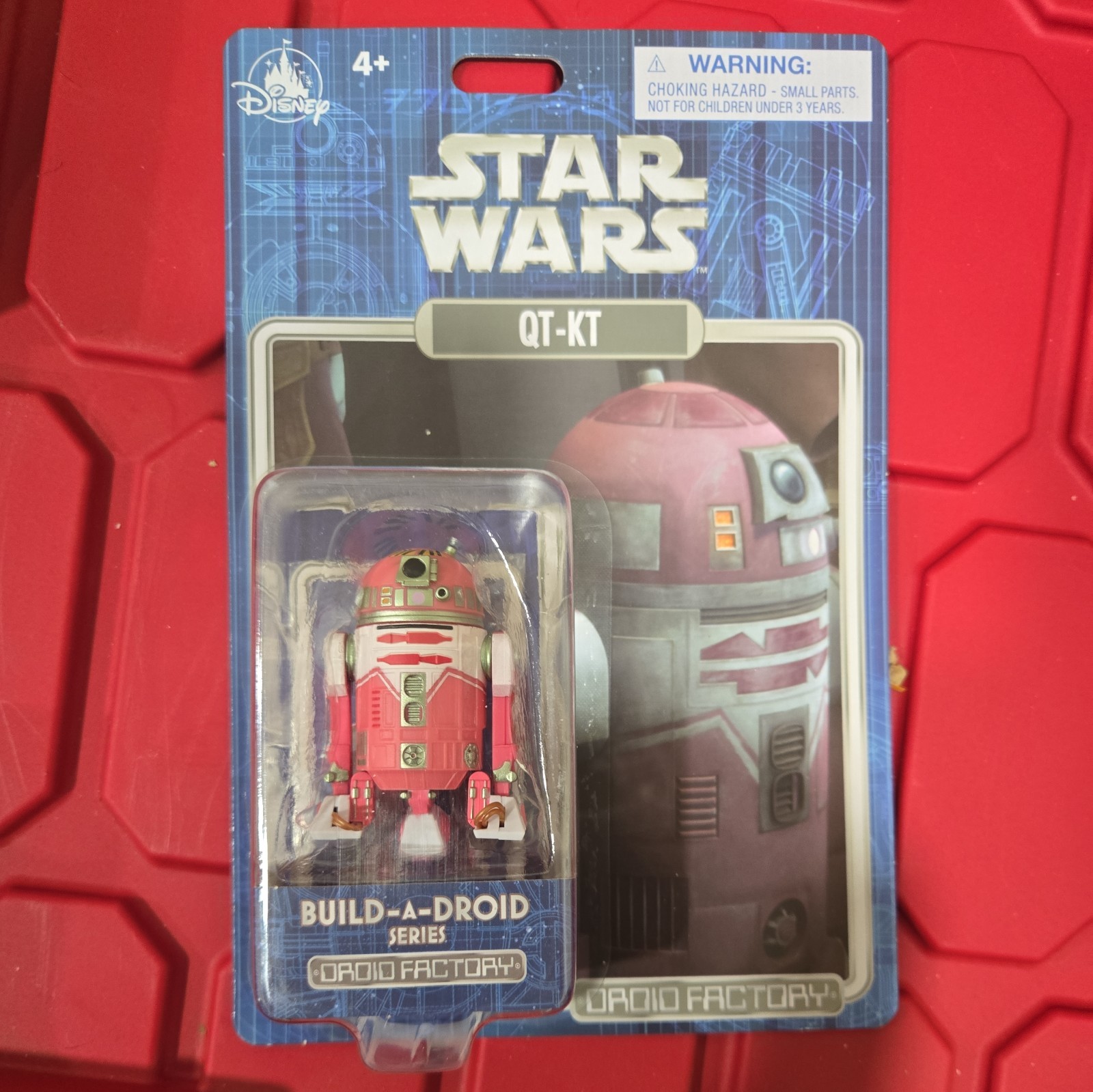 Figurina Disney Star Wars Costruisci un deposito di fabbrica di droidi serie 1 QT-KT marzo 2026