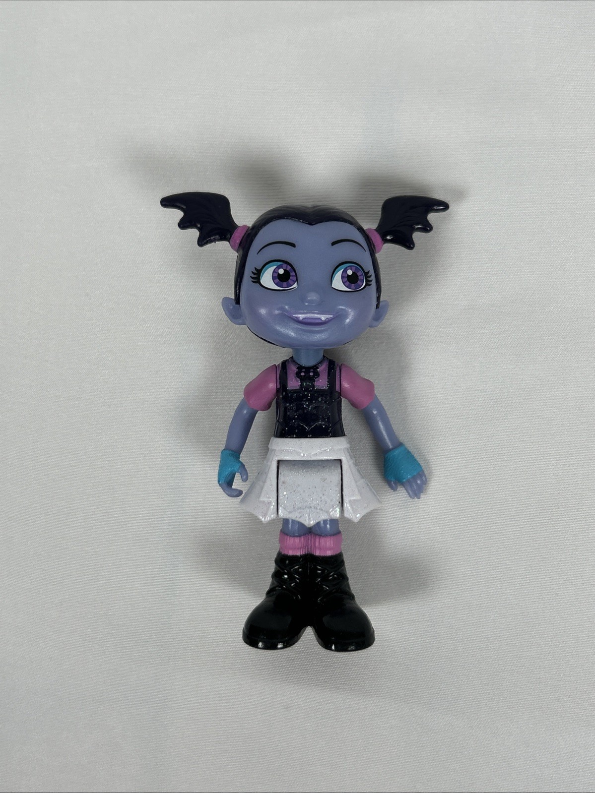 Disney Jr Vampirina Figura Rocker Vampiro Ragazza Viola Giocattolo 3,5" Gonna Alta Leggera