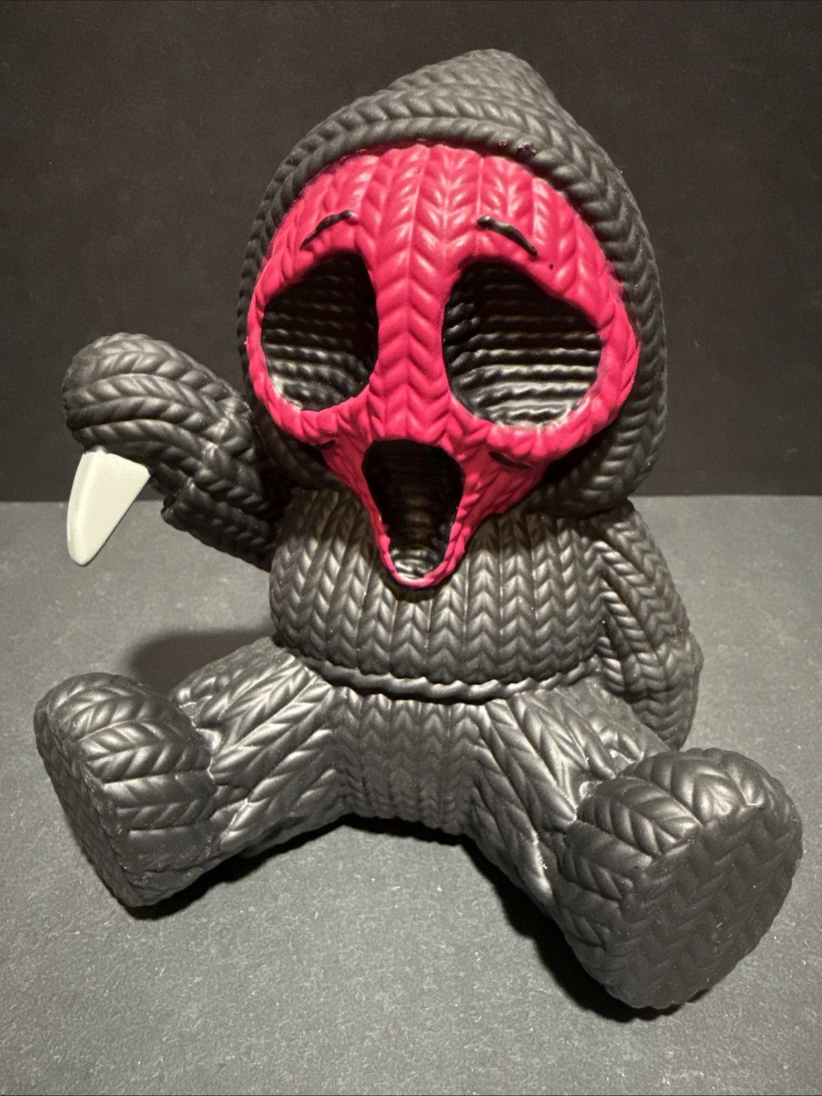 Handmade by Robots: Knit Ghost Face #081 – Figura in vinile rosa fluorescente Urlo