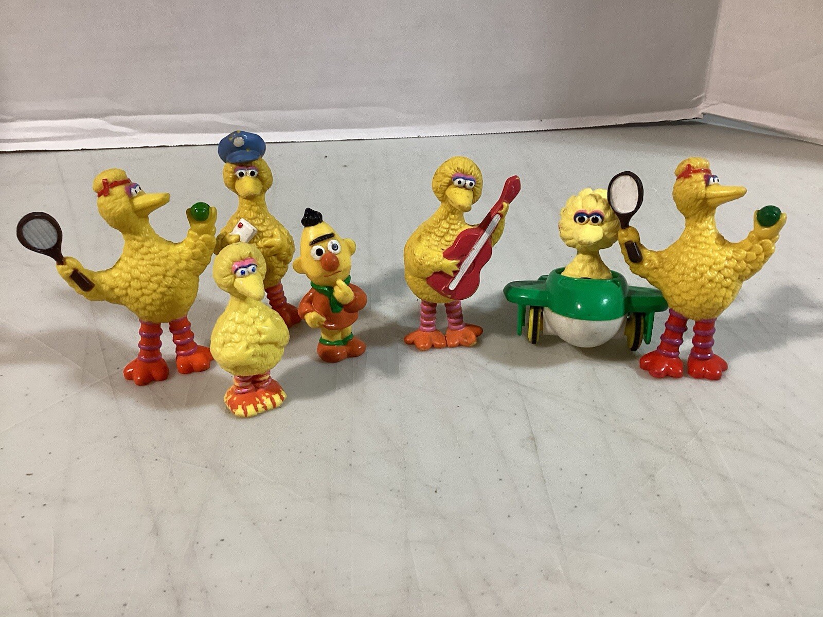 Chitarra vintage 1985 Sesame Street Big Bird che suona tennis polizia e aereo