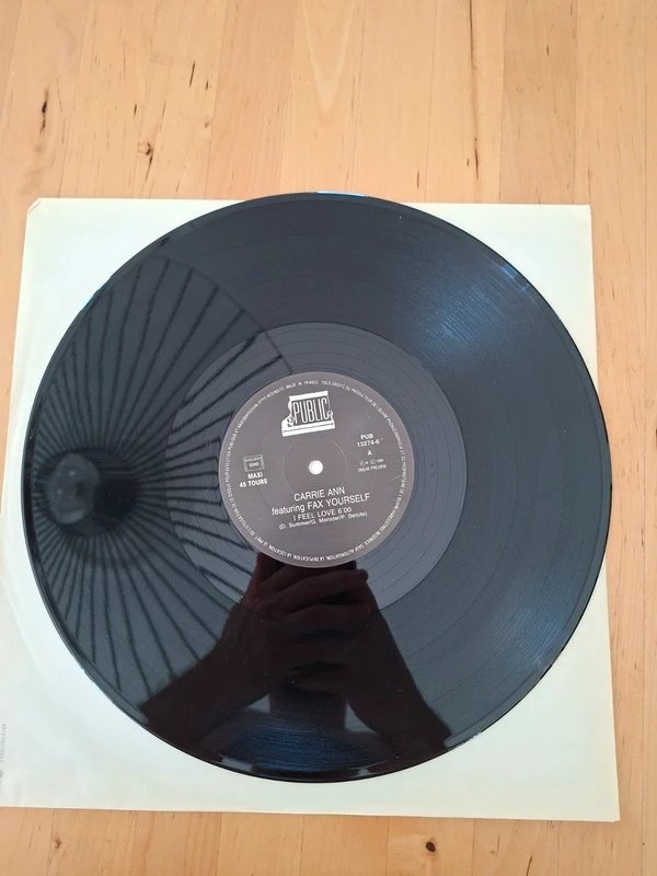 Vinyle 45t maxi Carrie Ann feat fax yourself