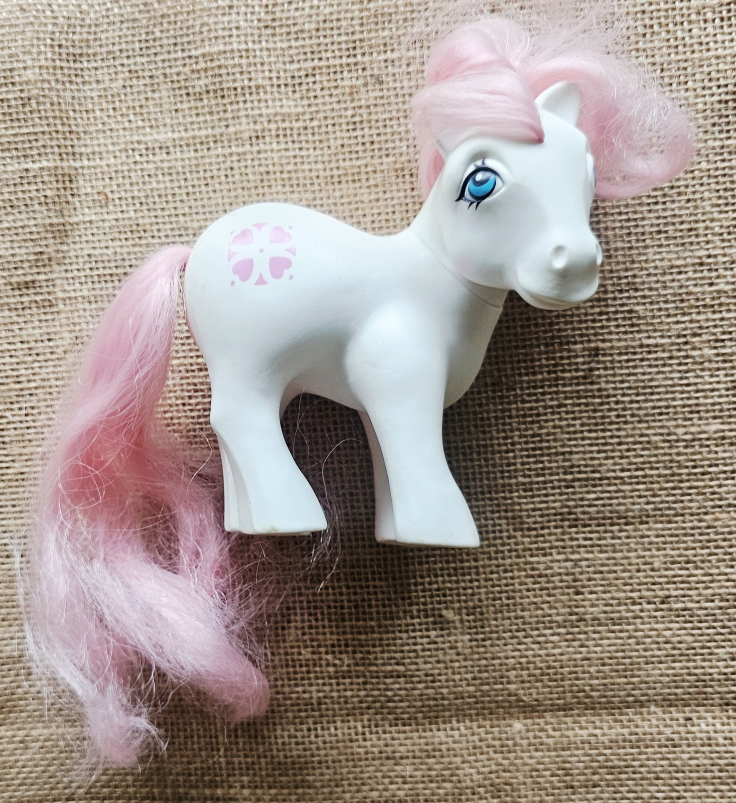 1983 G1 My Little Pony Hasbro Sundance 6" bianco con cuori rosa Hong Kong 