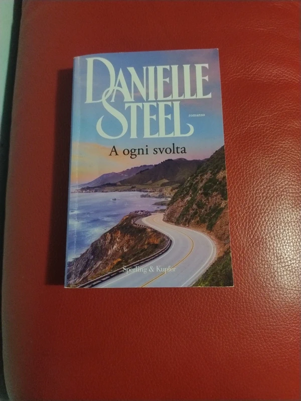Libro di  Danielle Steel, A ogni svolta