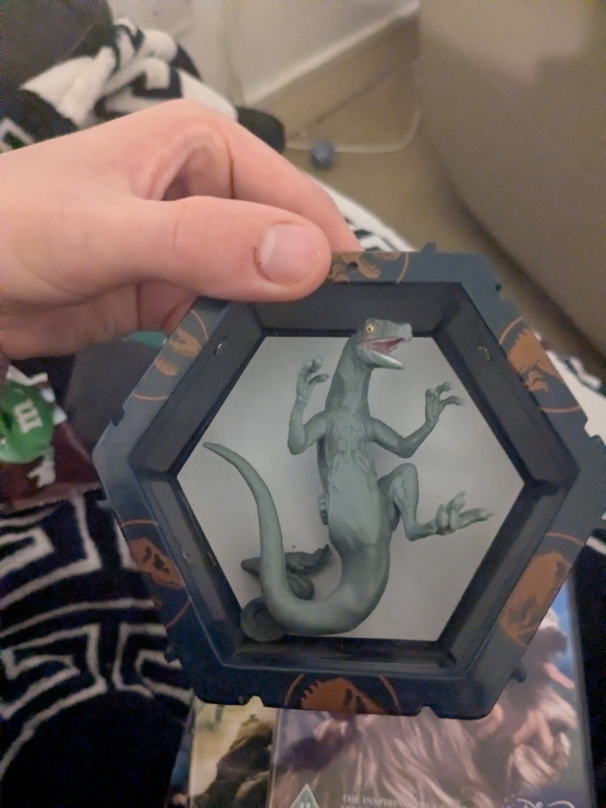 Jurassic World Light Up Dinosaur Figure Raptor . broke leg need batteries 