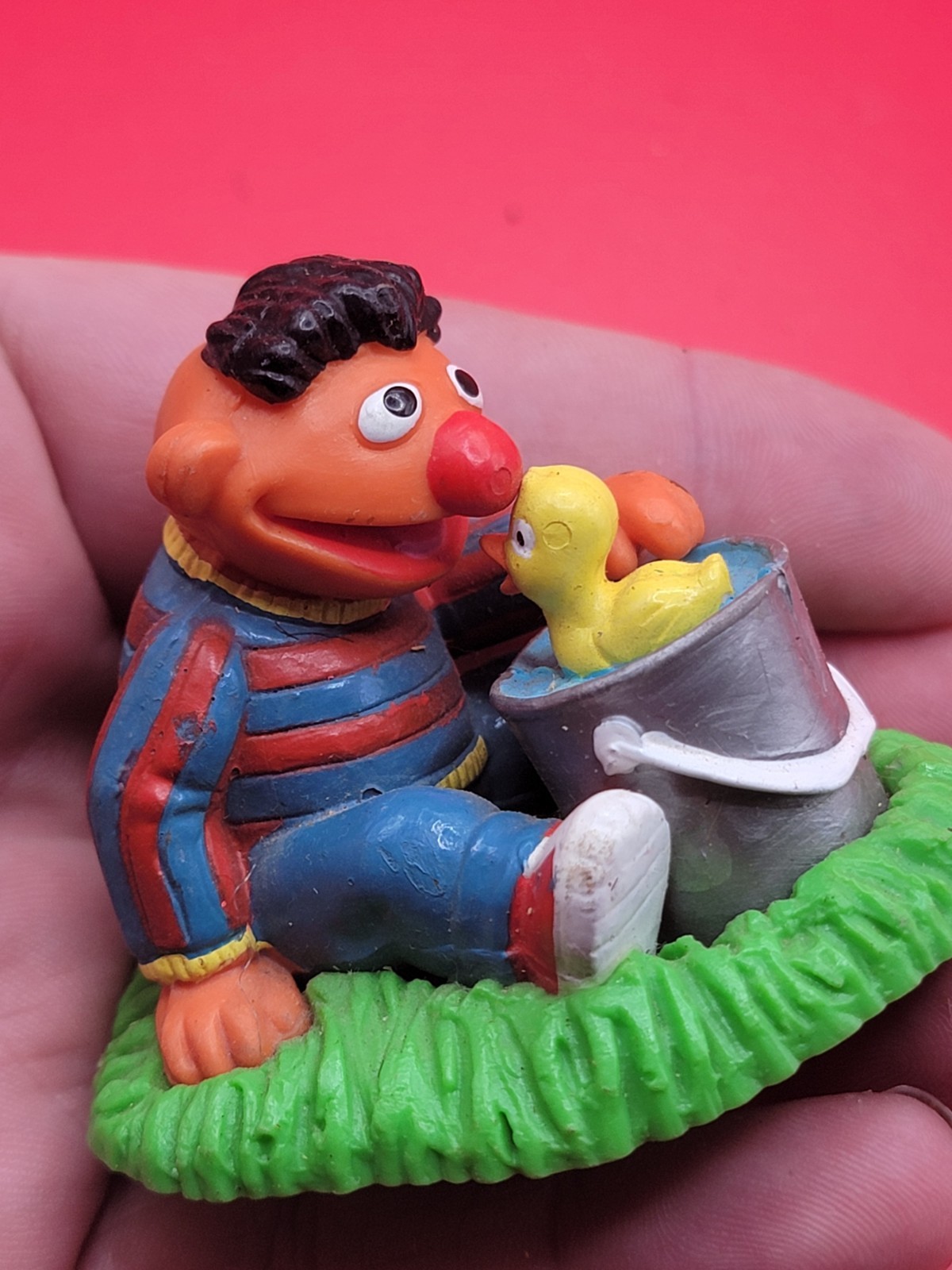 Vintage Applause Ernie con secchio di gomma paperella PVC figura Sesame Street