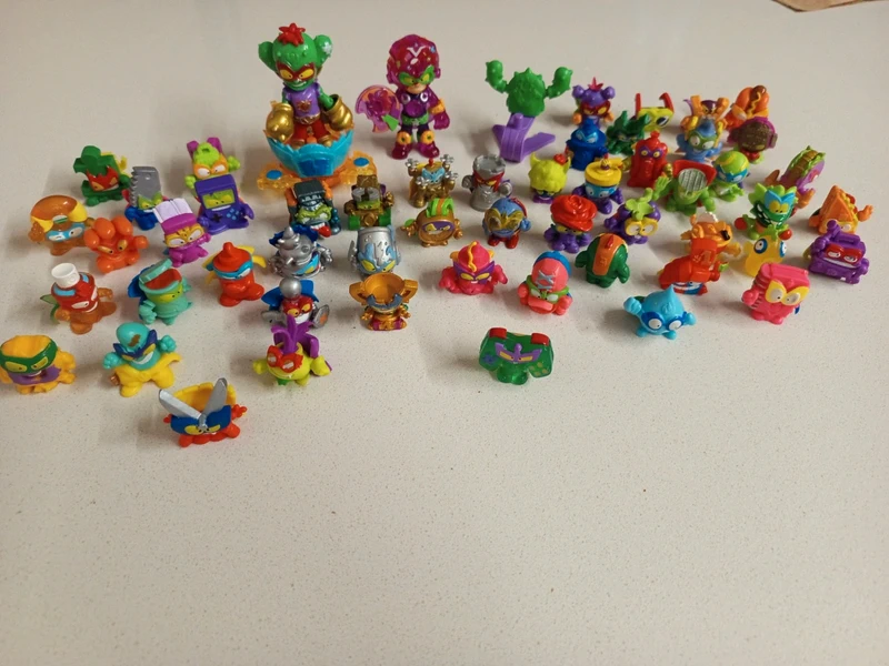lote de figuras SuperZings / SuperThings de diferentes colores y personajes.