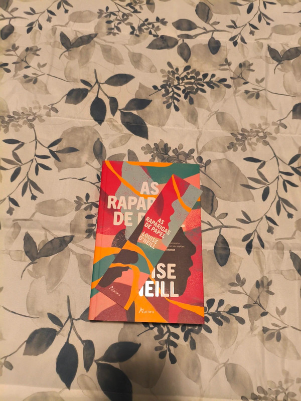 Livro "Às Raparigas de Papel"