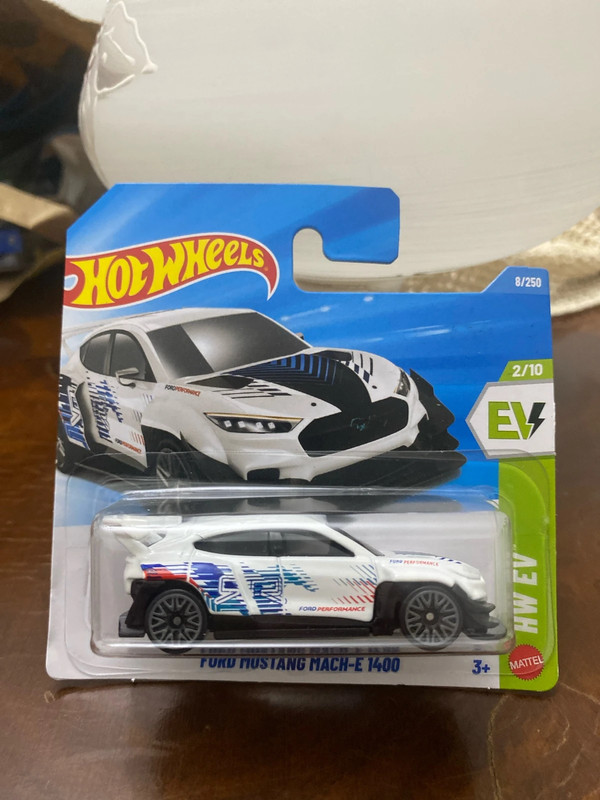 Hot Wheels Ford Mustang mach-E 1400 8/250 2026