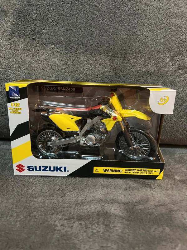 Moto Suzuki RM-Z 450. Scala 1:12.