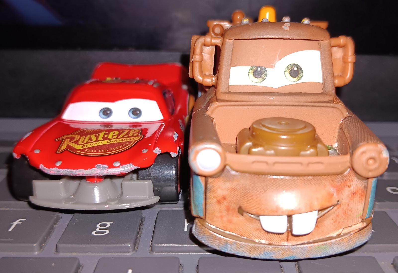 Disney Cars 2 Pistoni Coppa Danneggiata Front End McQueen, Tow Truck Mater Usato 