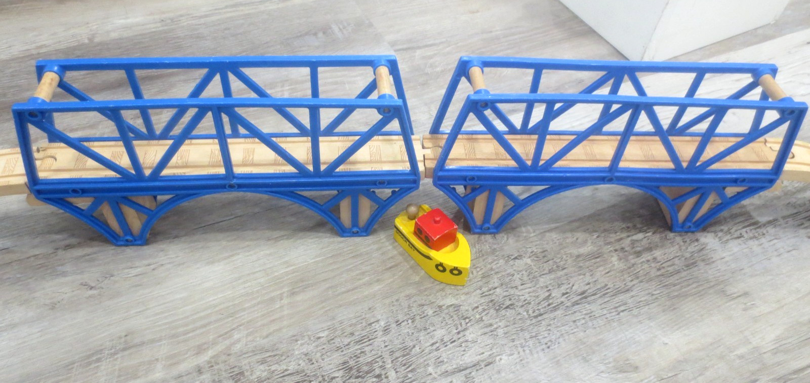 Thomas & Friends Ferrovia in legno blu 2 ponti baia di Sodor con binari + rimorchiatore in ottime condizioni