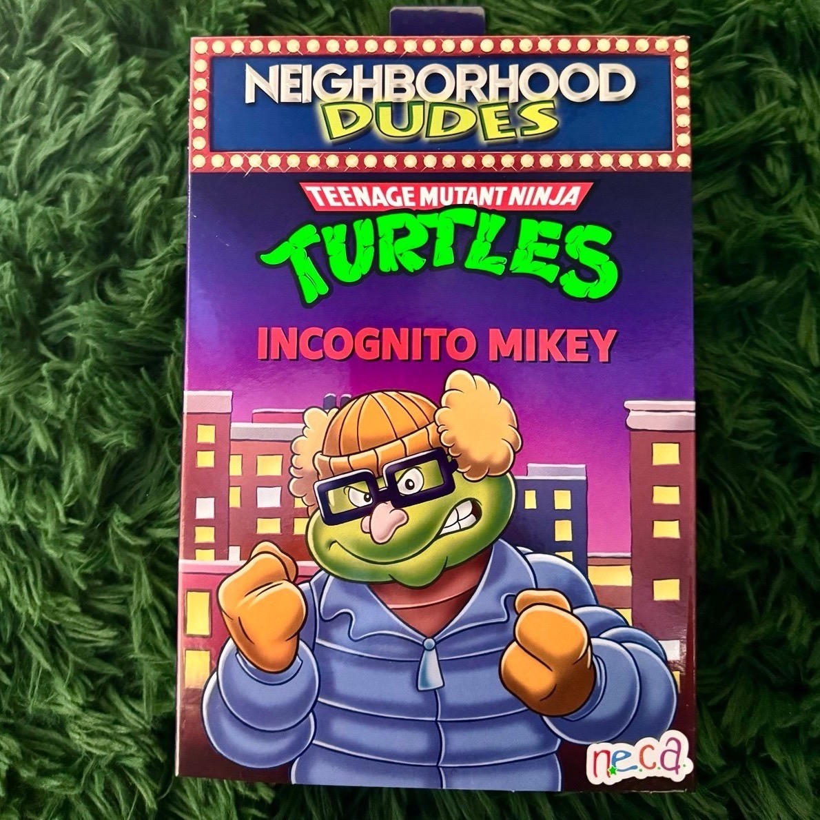 NECA TMNT Neighborhood Dudes: Incognito Mikey 7' Figura Michelangelo 2026