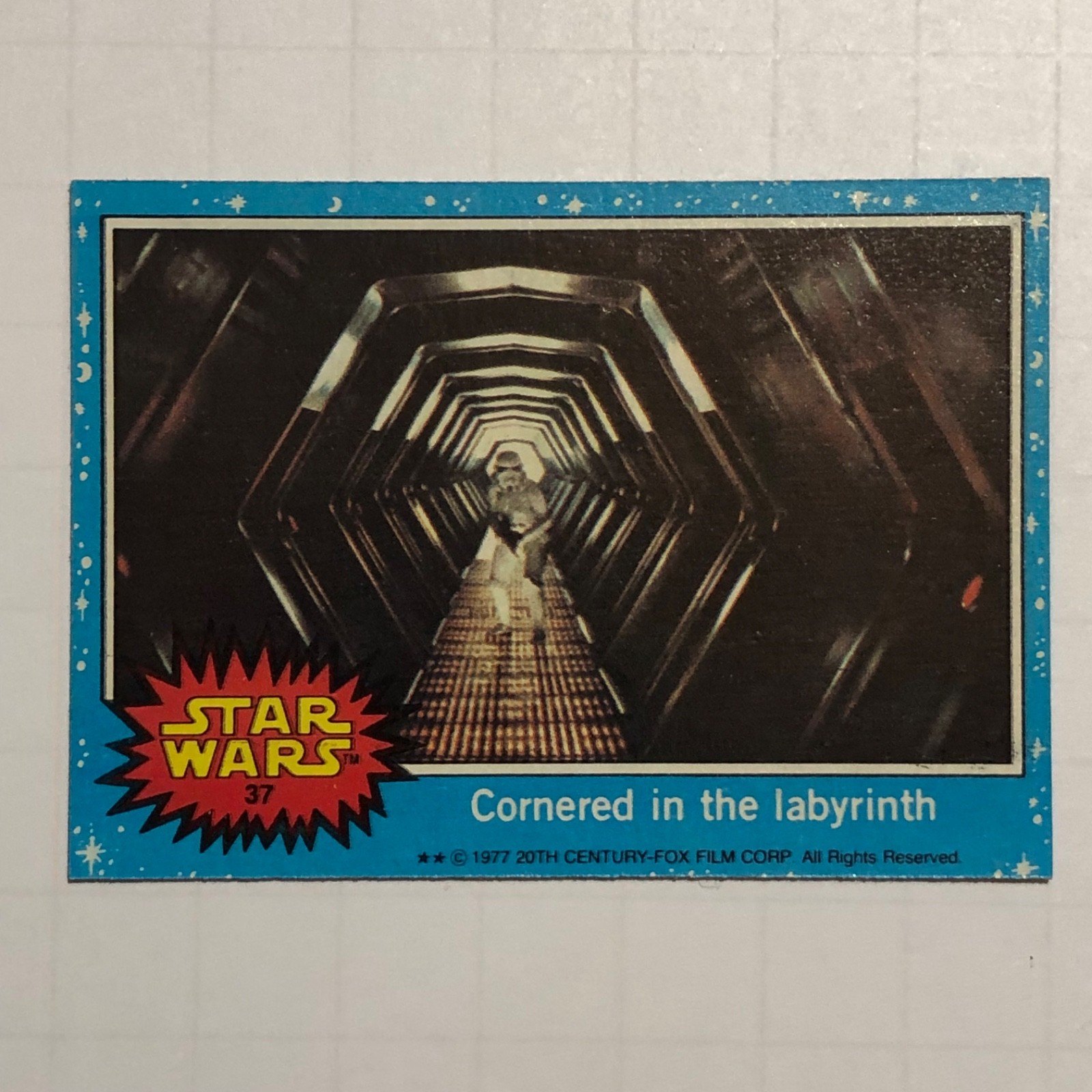 1977 Topps Star Wars #37 Corned In The Labyrinth Serie 1 Blue Star Field 💙