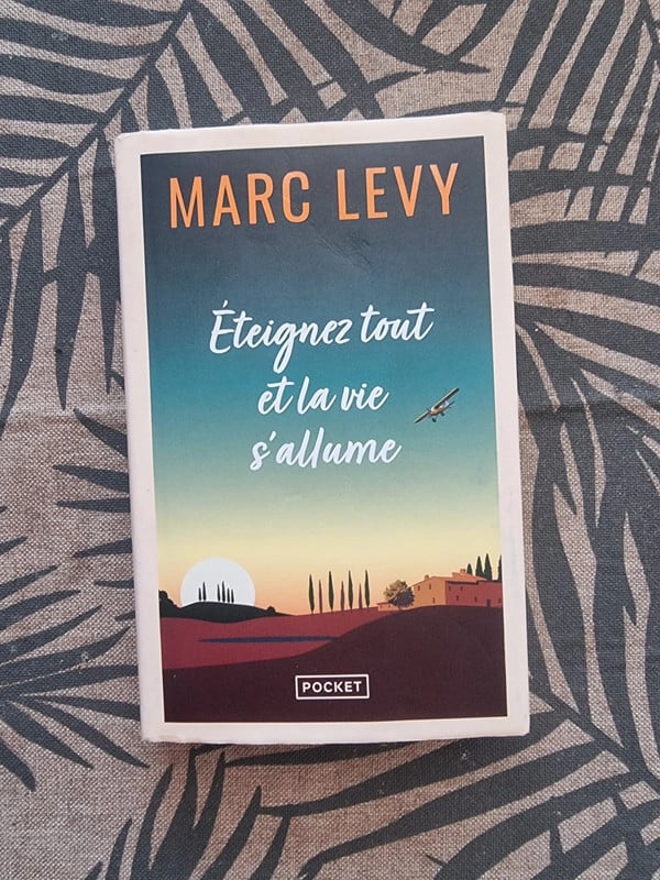 Livre "éteignez tout et la lumière s'allume" -Marc levy