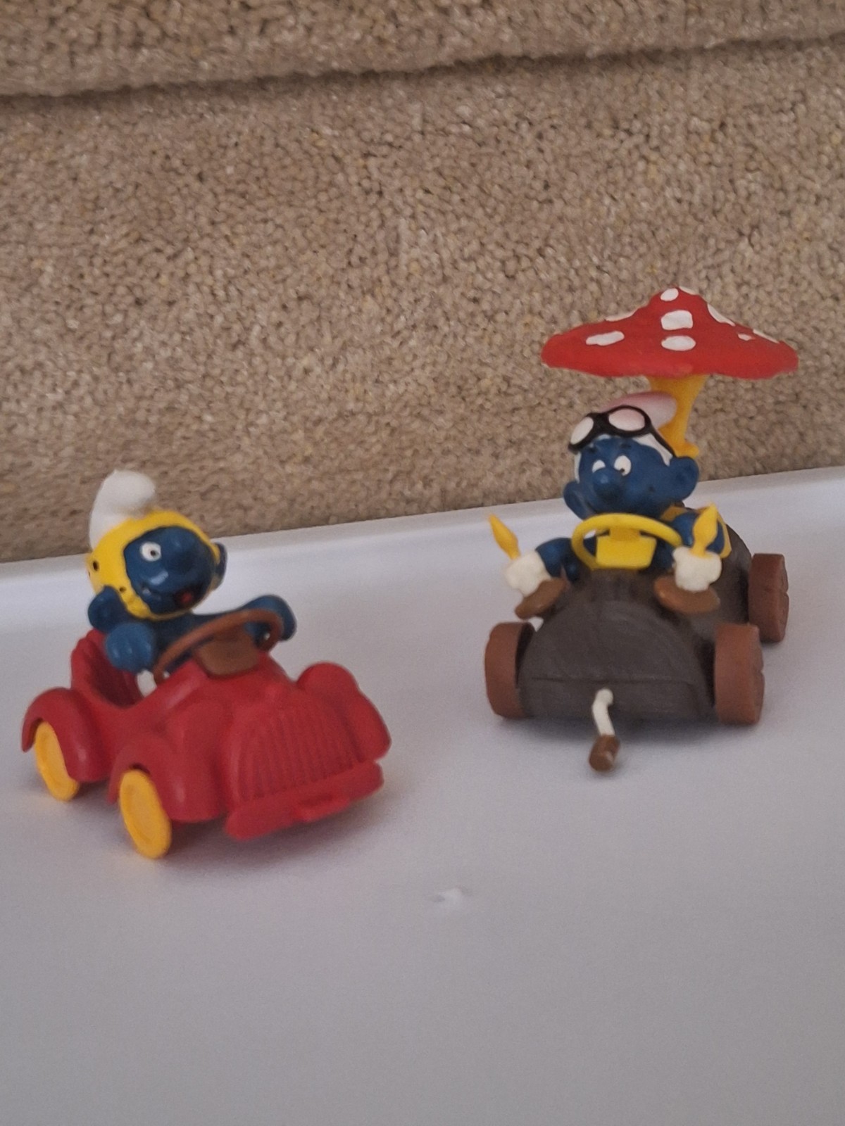 Auto d'epoca anni 80 rossa convertibile e legno in legno - Schleich Peyo